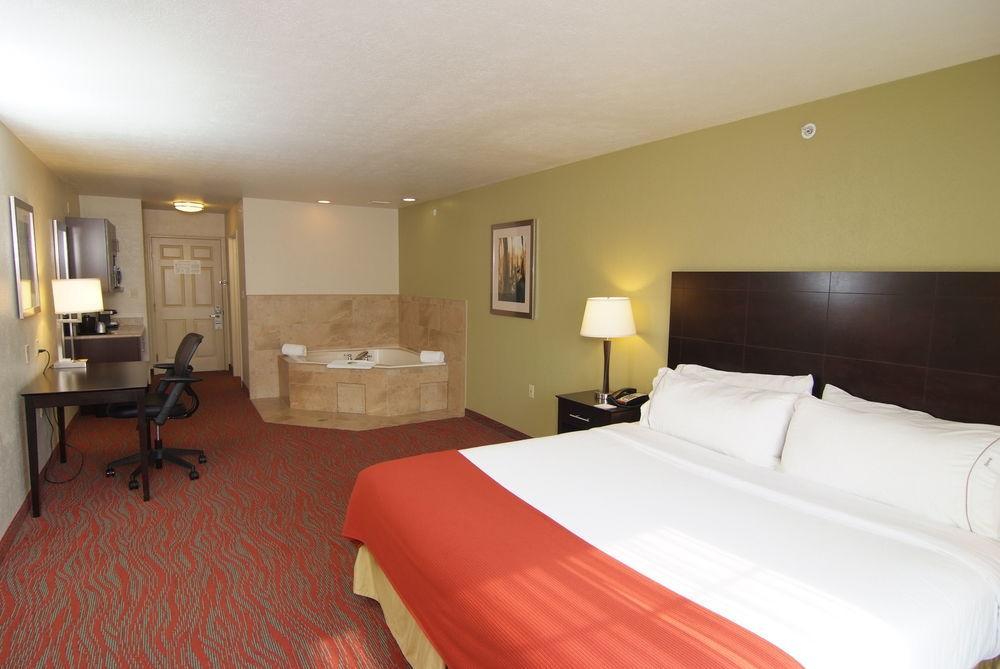 Holiday Express & Indianapolis North - By Ihg Hotel